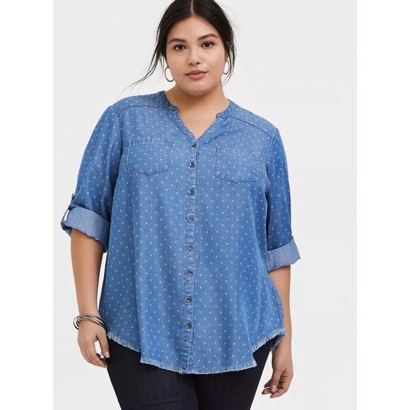 NWT TORRID 12600346 Blue Denim Button Raw Hem Tunic Shirt Chambray SIZE 0 LARGE - Picture 1 of 14